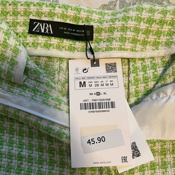 Zara green tweed shorts with gold buckle Size M Nee with Tag - Picture 3 of 3